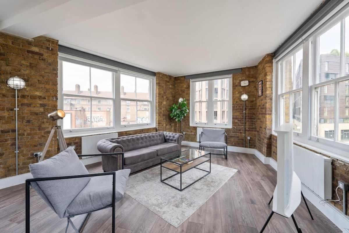 Spacious & Bright Oasis In Old Street * London