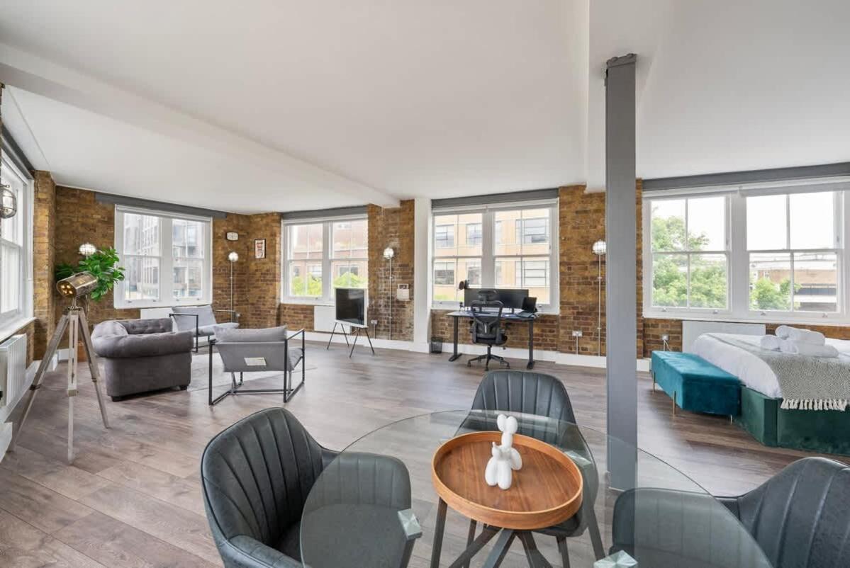 Spacious & Bright Oasis In Old Street *