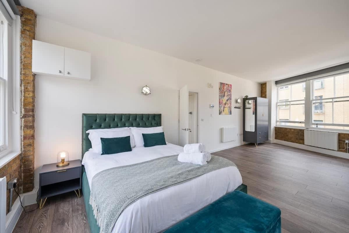 Spacious & Bright Oasis In Old Street Londra