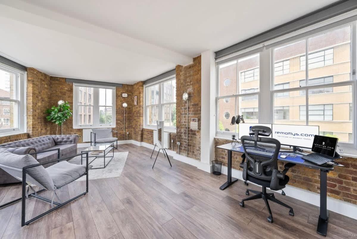 Spacious & Bright Oasis In Old Street * Londra